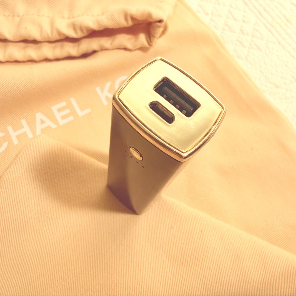 NIB Lipstick Shaped Charger - Picture 7 of 8